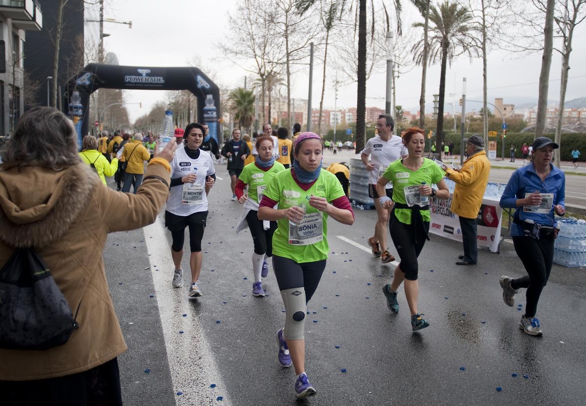 Barcelona 17.02.2013 Mitja marato de Barcelona. En la foto, las corredoras en el avituallamiento del km 15 en la Diagonal . Fotografía de Jordi Cotrina