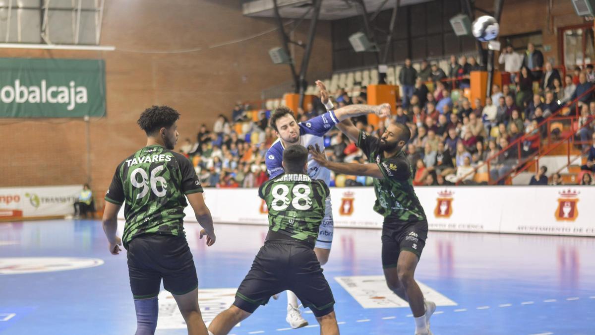 El jugador del Frigoríficos Martín Gayo lanza a portería el sábado en el partido ante Cuenca defendido por Diego Gándara y Santiago Mosquera.