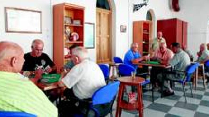 Billar, futbolín y juegos de mesa para mayores