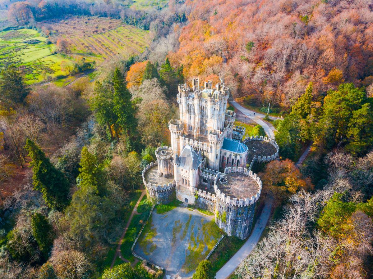 El castillo más bonito del mundo está en España: es de estilo neogótico, tiene 300 años de historia y se esconde entre árboles
