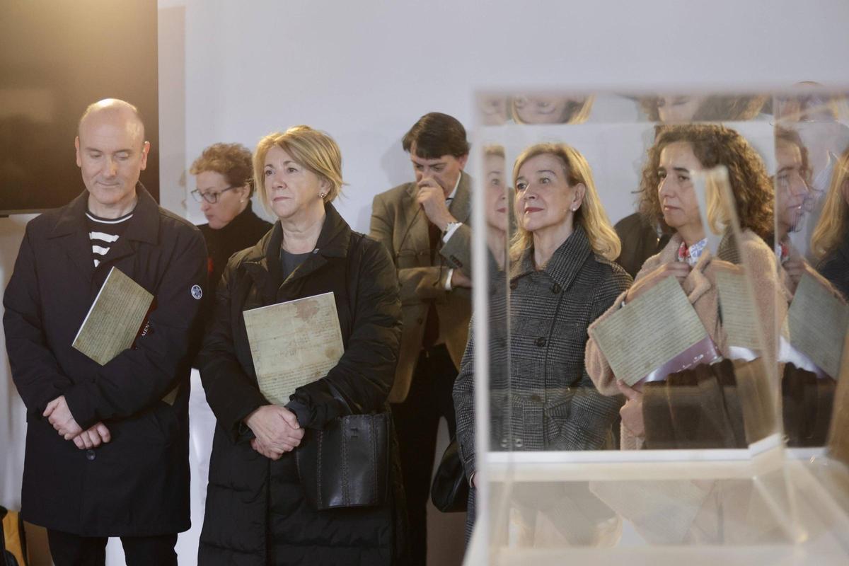 Exhibición del documento fundacional del cenobio de San Salvador de Cornellana