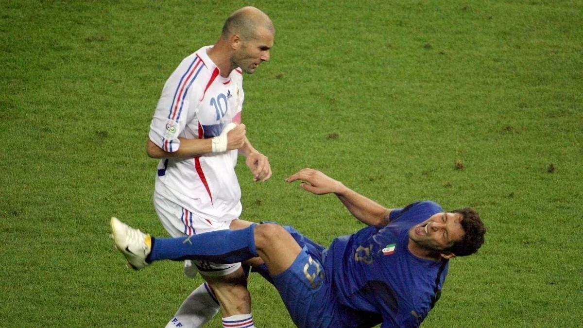 Zinedine Zidane le propina un cabezazo a Materazzi