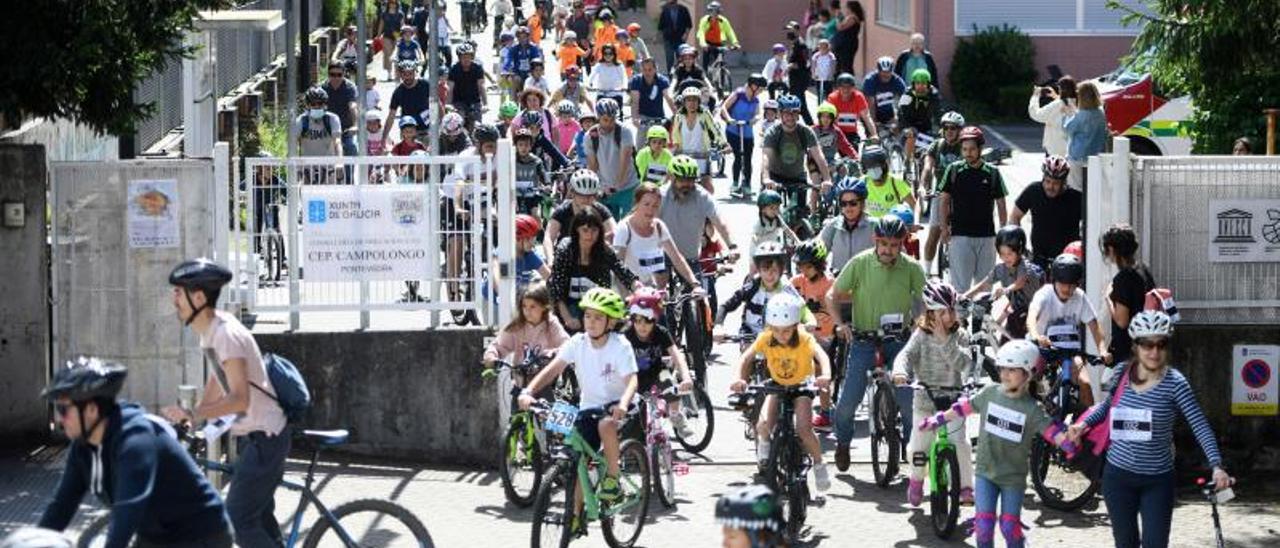 Escolares y progenitores salen del colegio de Campolongo para iniciar la marcha. |  //G.S.