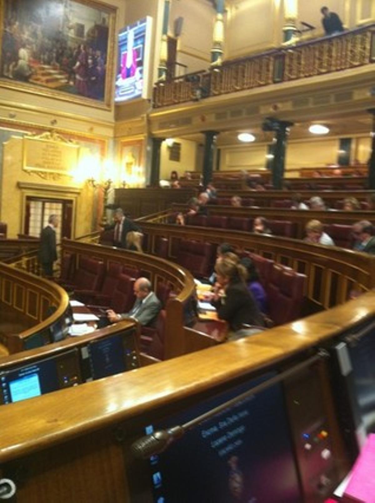 Escons buits al Parlament en una fotografia divulgada al Twitter de Toni Cantó. Escons buits al Parlament en una fotografia divulgada al Twitter de Toni Cantó.