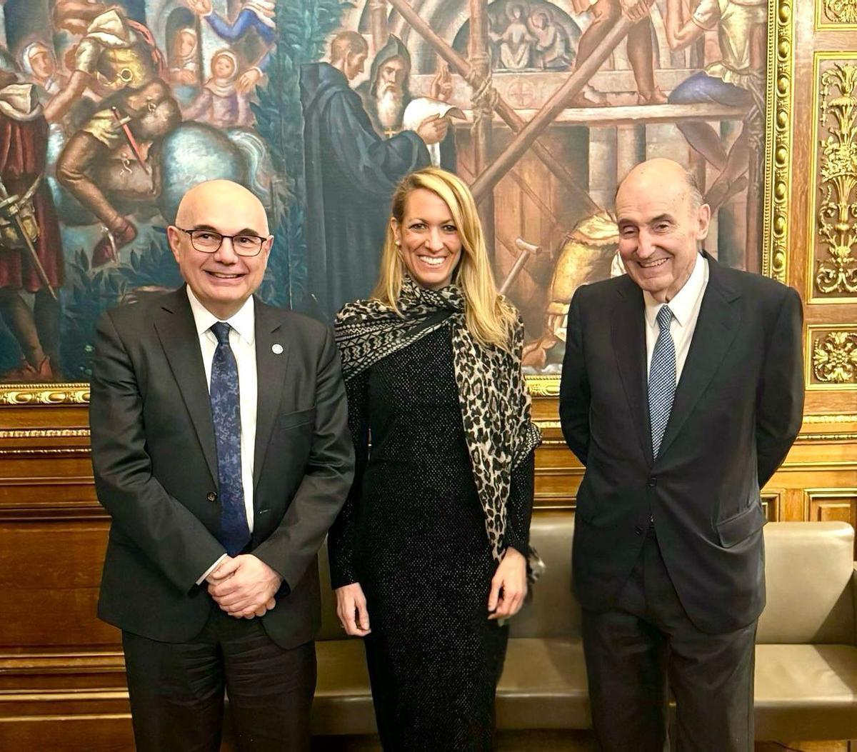 La teniente de alcalde de Barcelona Maria Eugènia Gay, junto a Miquel Roca y el doctor Josep Tabernero, en los Premis Amics del País