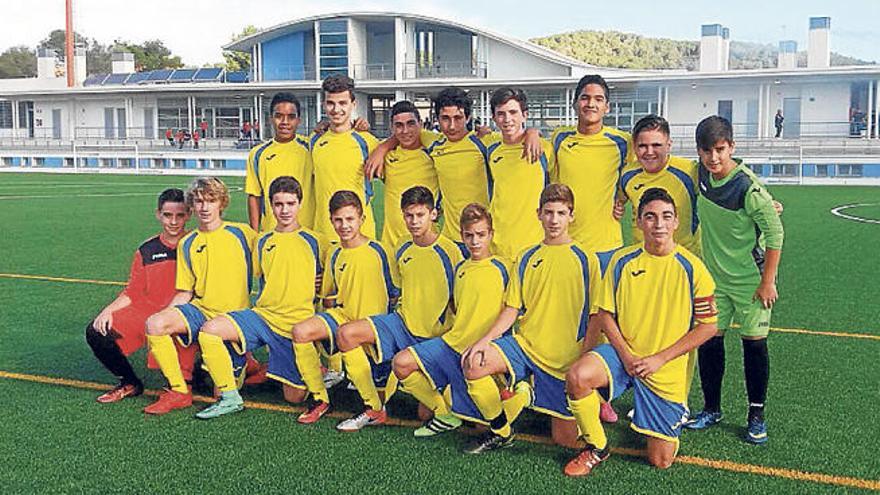 Selección pitiusa de fútbol de la categoría infantil.