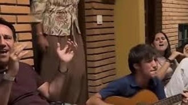 Gerard Piqué se rinde al vídeo viral de una familia que canta un tema de hace una década: "Este contenido tendría que ser de pago"
