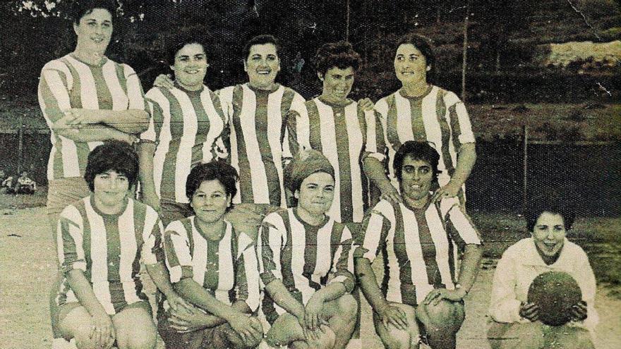 Carmen Rodríguez, primera agachada por la derecha, con las vecinas del equipo de solteras.   | // LOC