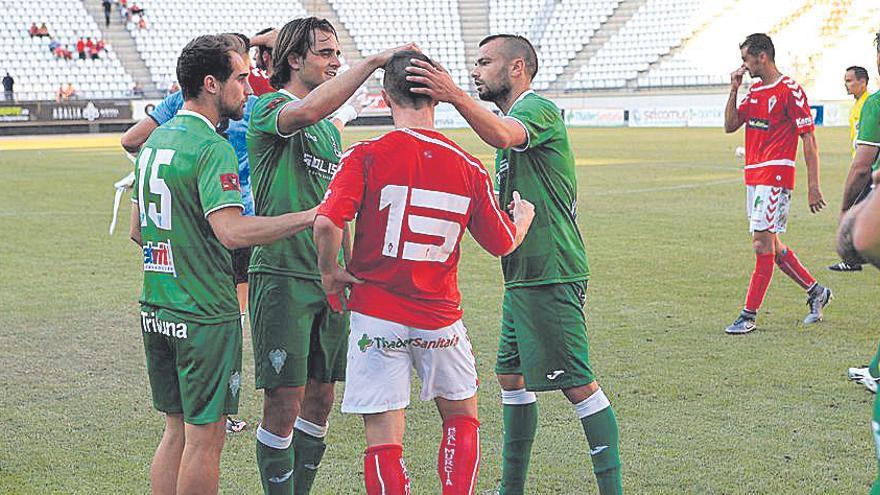 Los jugadores  del Toledo  consuelan a Isi Palazón.