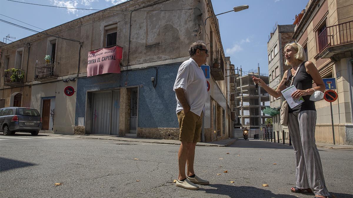 Lucha en Santa Coloma contra los derribos en el casco antiguo del municipio, ahora luchan contra el derribo de tres fincas en la calle Josep Pedragosa 6, 8 y 10. En la foto la calle Vistalegre con los vecinos Antoni Sancho y Montse Oller delante