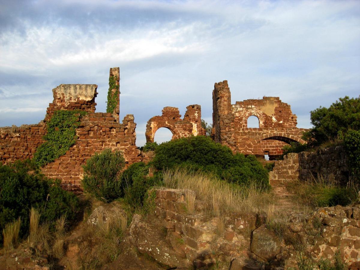 Vista del castillo de Eramprunyà, en Gavà.