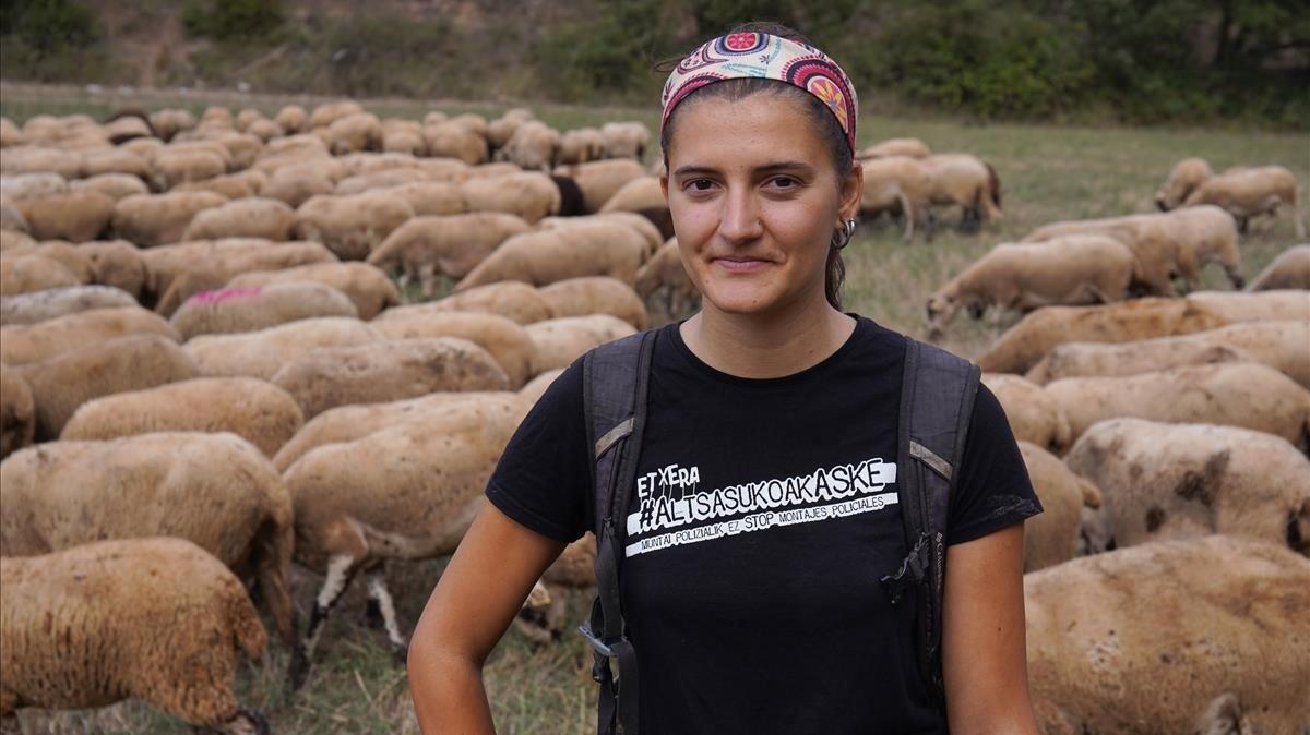 La joven pastora Emma Rojas cambió Barcelona por su rebaño en Santa Maria d’Oló.