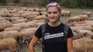 La joven pastora Emma Rojas cambió Barcelona por su rebaño en Santa Maria d’Oló.