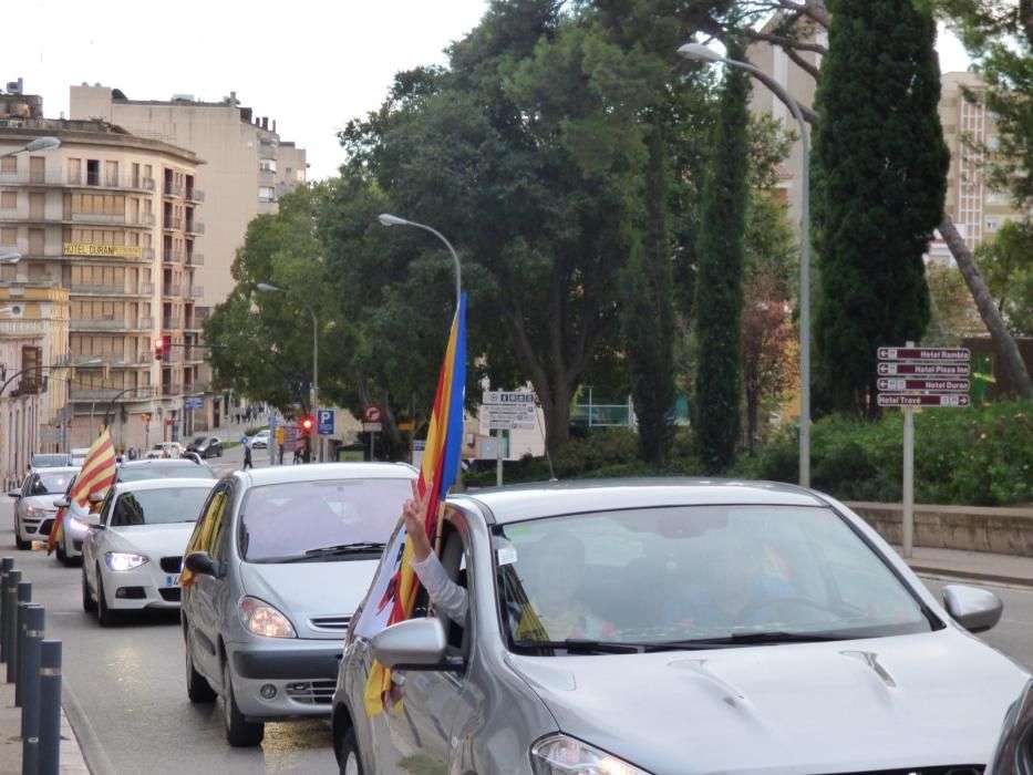 caravana de cotxes reivindica els fets d'octubre