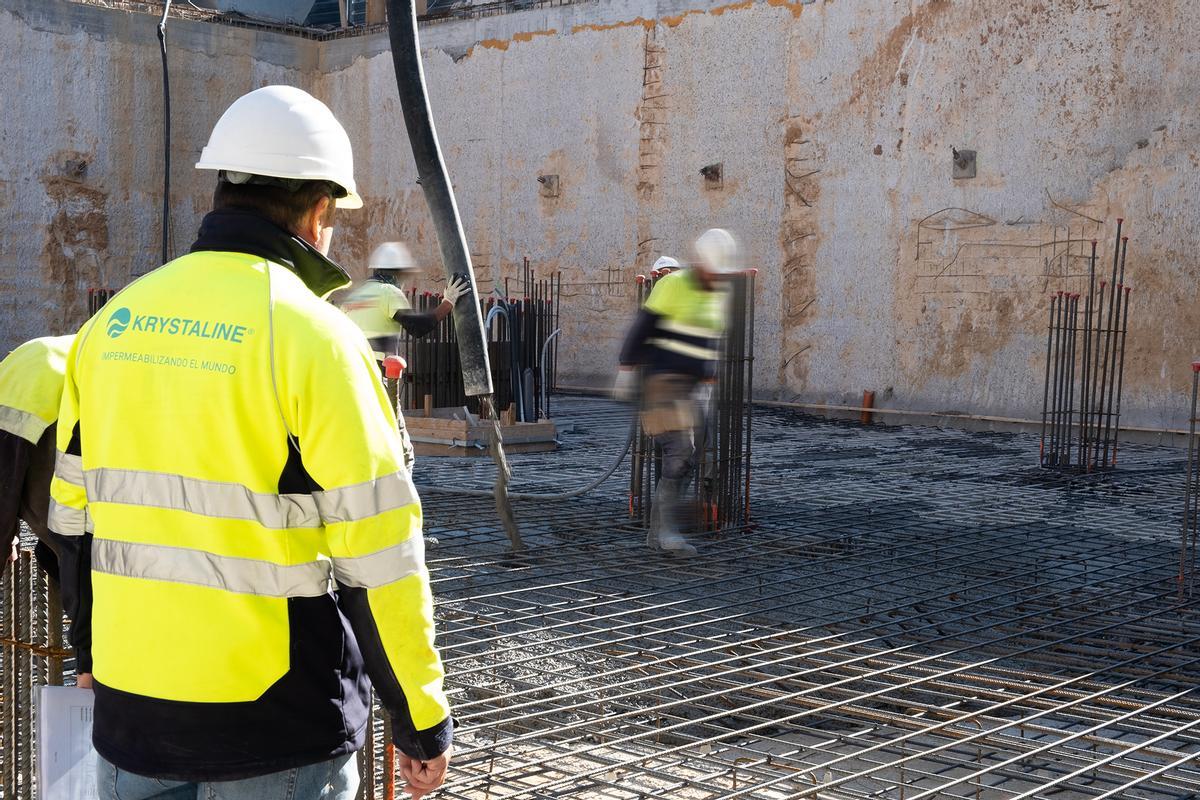 El equipo de Krystaline realizando asistencia técnica en una obra.