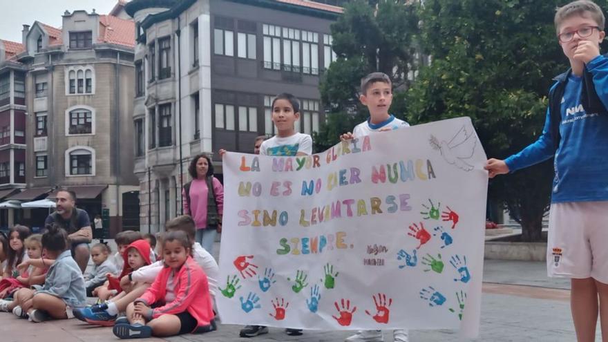 Langreo homenajea a Nelson Mandela a través de los niños