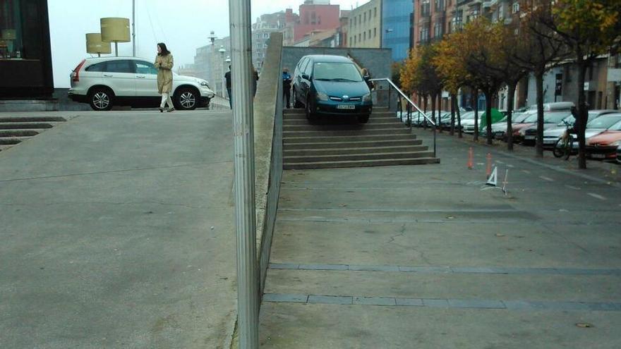 Un coche queda atrapado en unas escaleras de Fomento