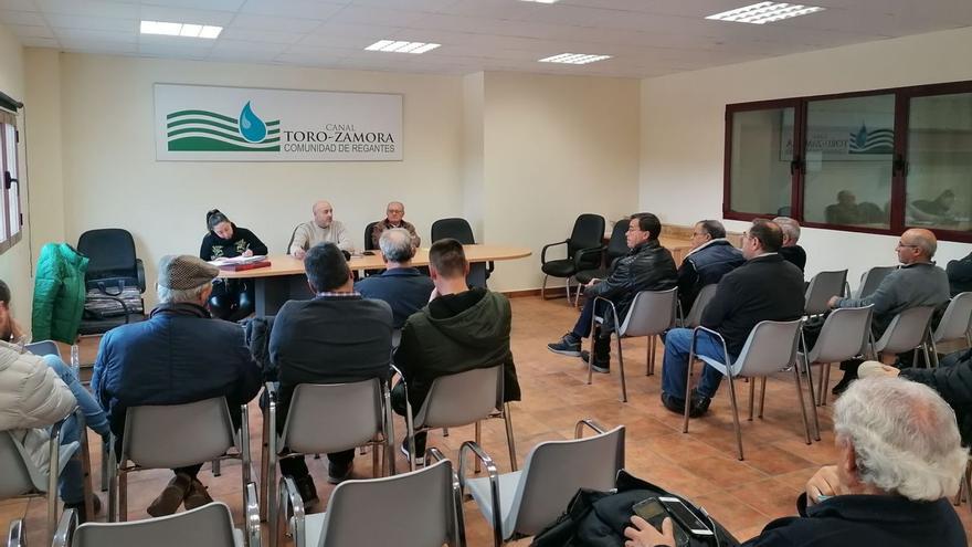 Regantes en la asamblea del canal Toro-Zamora celebrada en la estación de bombeo de Monte la Reina. | M. J. C.
