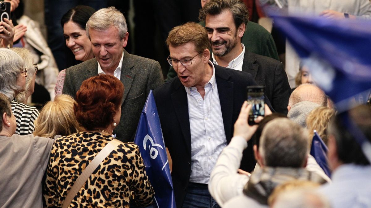 Alberto Núñez Feijóo, escoltado por Alfonso Rueda en el cierre de campaña del PP en Galicia.