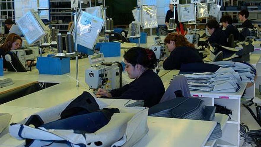 Trabajadoras en las instalaciones de la factoría Prevent en Mos.