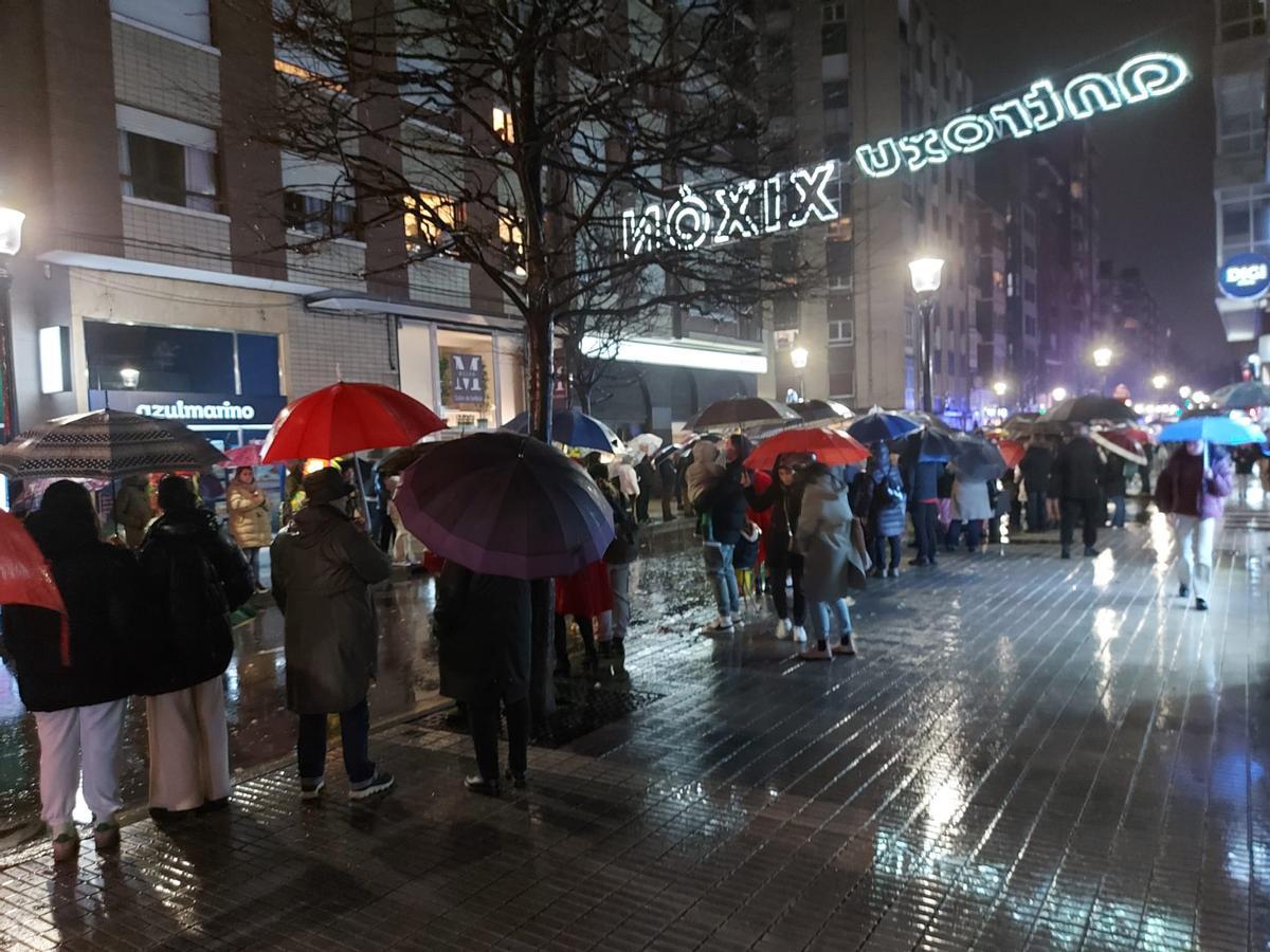 La avenida de la Costa, hasta los topes. "Se lo curran mucho", ensalza Pelayo Cuervo, que quedó prendado de la figura de dragón que protagoniza la propuesta del Club Xente Xoven de Serín.