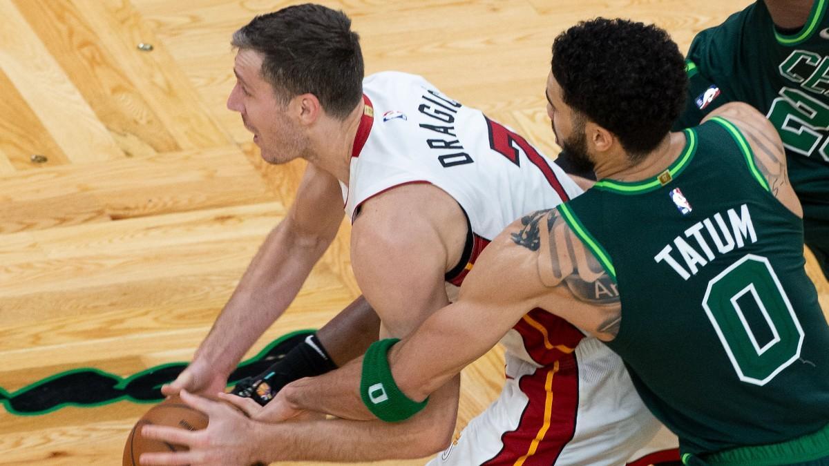 Goran Dragic, junto a Jayson Tatum en un partido de la NBA