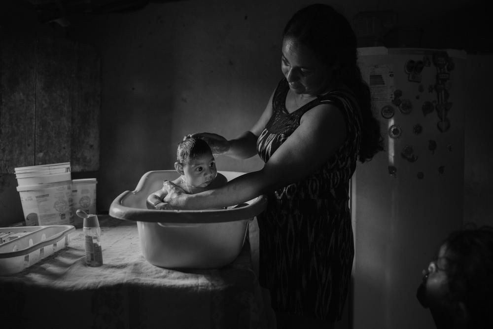 Adriana Cordeiro Soares, de 30 anys, que banya al seu fill Joao Miguel, de 3 mesos, afectat de microcefàlia