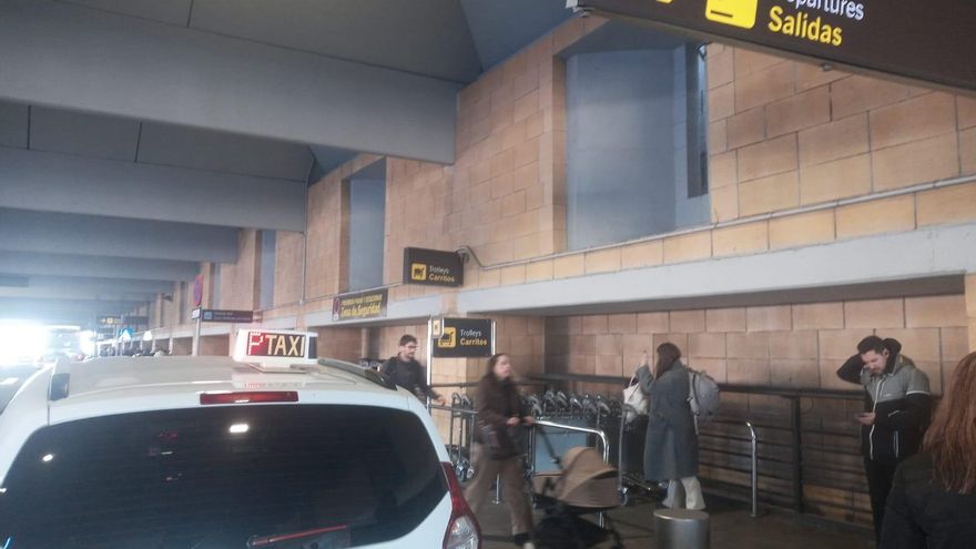 Retiran un taxi en la parada del Aeropuerto de Sevilla que incumplía la orden de alejamiento
