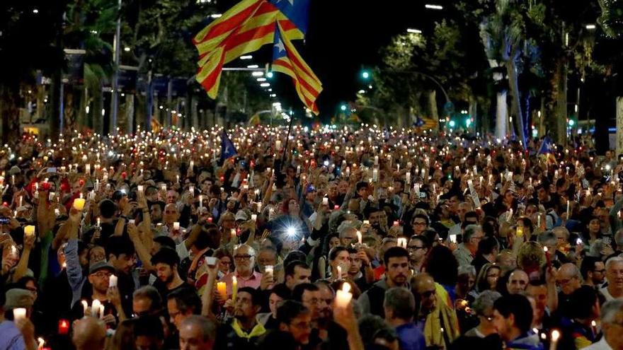 Manifestación con velas, anoche en Barcelona, para pedir la libertad de los líderes de la ANC y Òmnium Cultural.