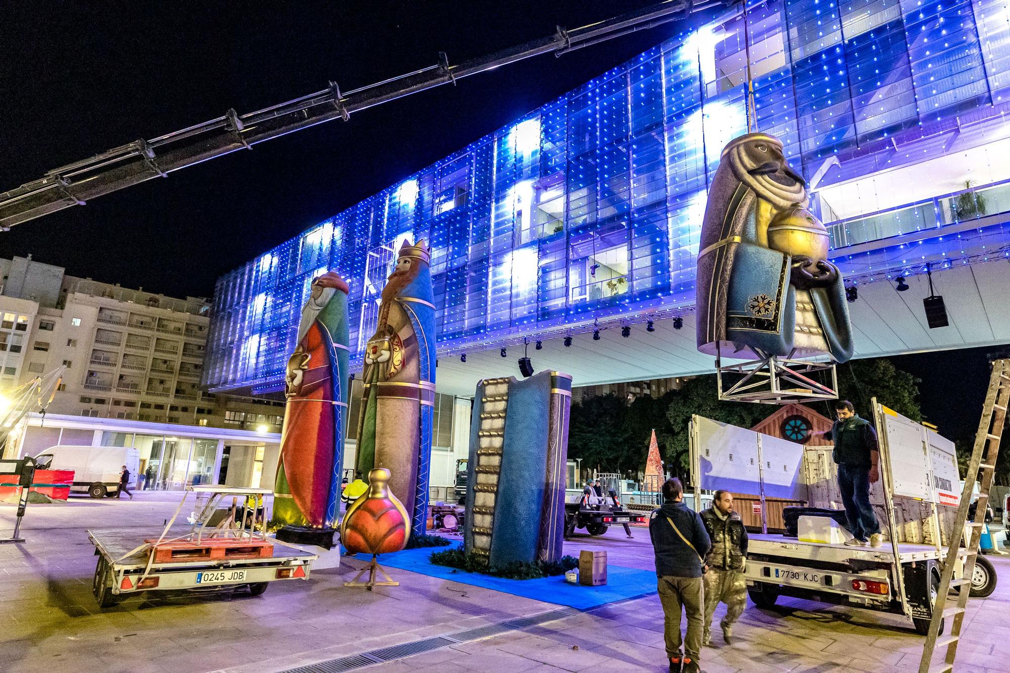 Los Reyes Magos de 10 metros toman la plaza de la Navidad de Benidorm