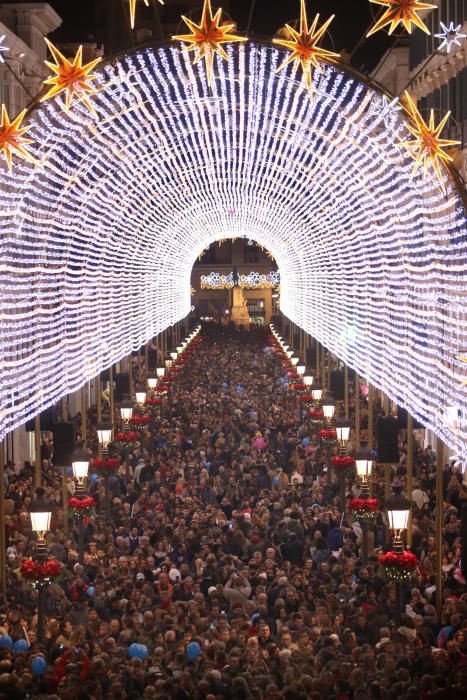 Un espectáculo de luz y sonido, actuaciones infantiles y un concierto de Siempre Así han dado la bienvenida a las fiestas en el Centro de Málaga