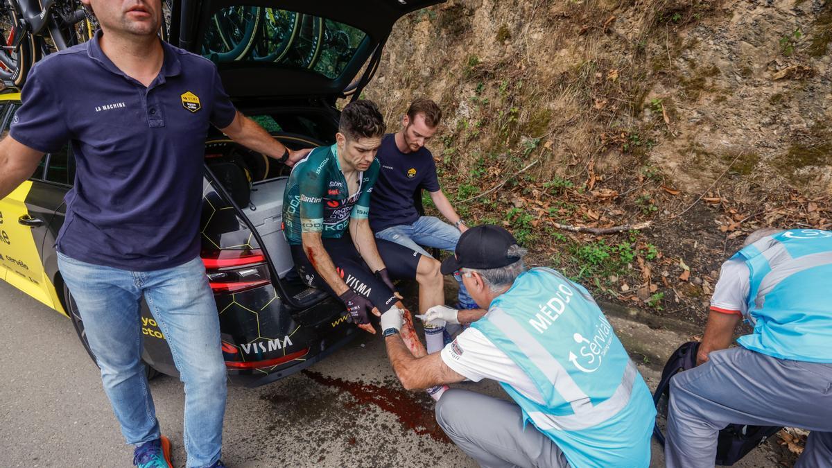 Wout Van Aert, atendido tras caerse en la Vuelta a España.