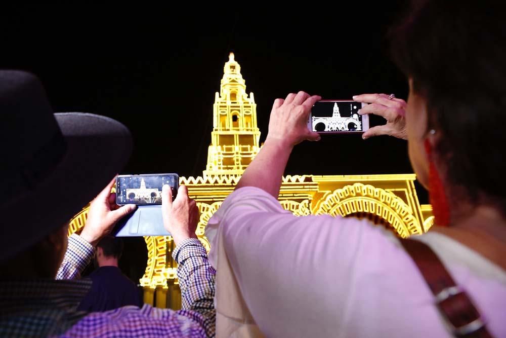 Luces y fuegos artificiales dan inicio a la Feria