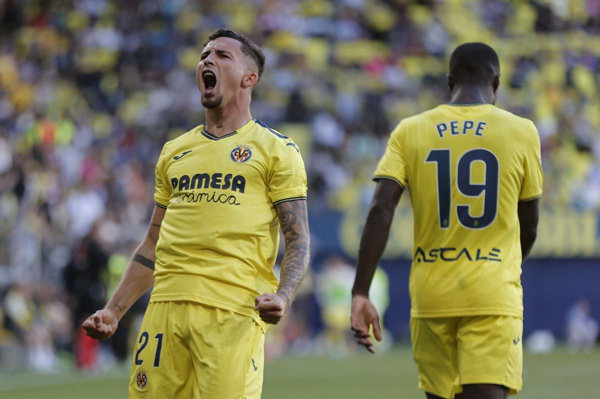 El centrocampista del Villarreal Yeremy Pino celebra su gol ante el Espanyol durante el partido de Liga que disputan este domingo en el estadio La Cerámica de Villarreal. EFE/ Manuel Bruque. (Villarreal) (Espanyol)
