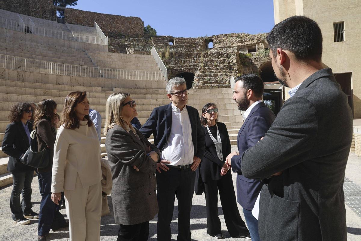 Representantes del Estado y la consellera de Cultura atienden al alcalde en el Teatro Romano.