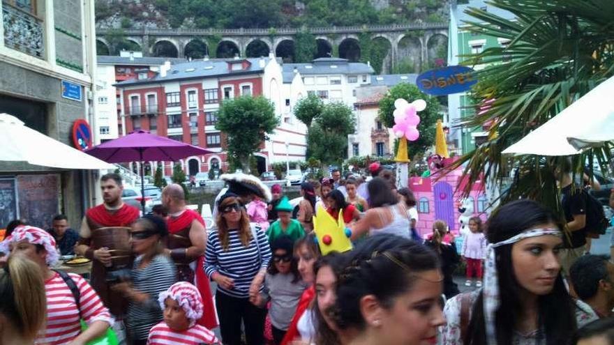 Ambiente en una pasada edición del Carnaval de verano luarqués.