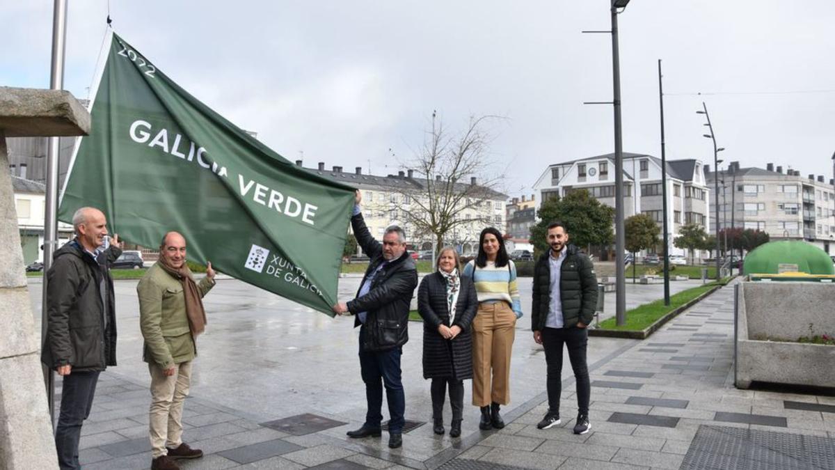 Responsables de la Xunta y de Curtis en el izado de la bandera verde.