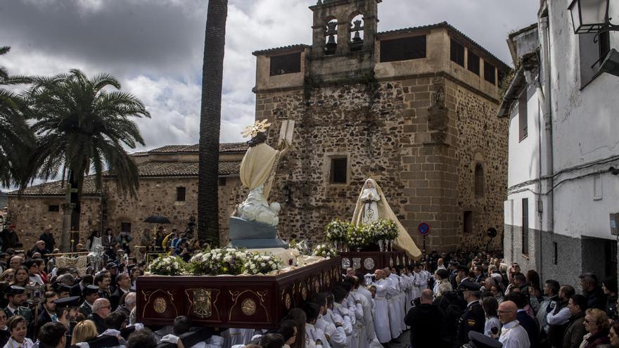 FOTOGALERÍA | El Resucitado y la Virgen de la Alegría: un encuentro exprés