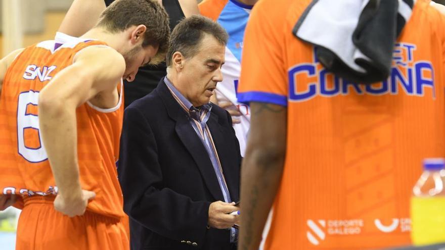 Gustavo Aranzana dirigiendo a sus jugadores.