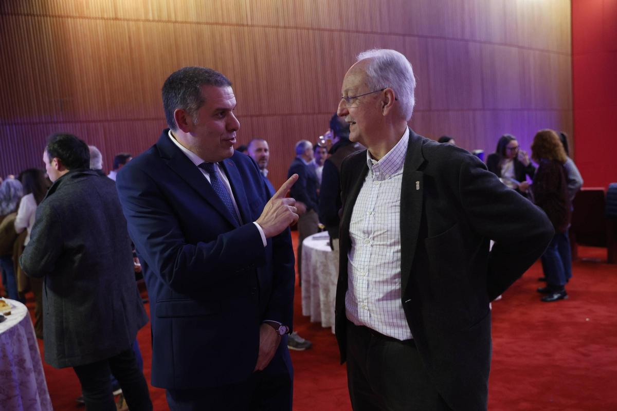 José Antonio García, alcalde de Valdebezana, charlando con José Manuel Lozano, de Soto del Barco.