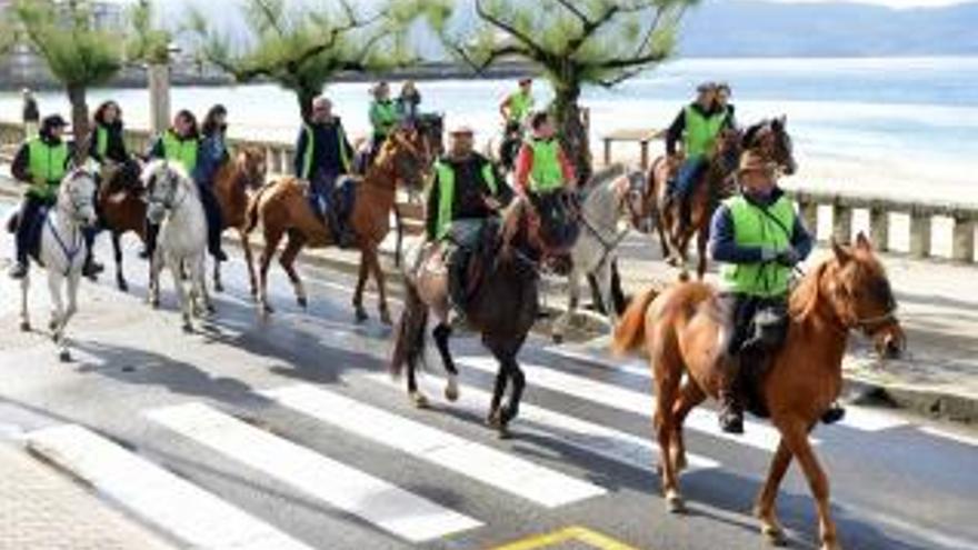 Varios de los jinetes y amazonas a su salida de Sanxenxo.  // Gustavo Santos