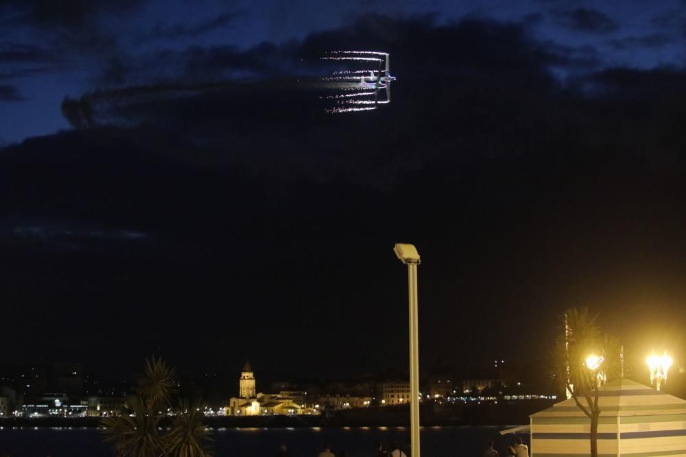 El cielo nocturno de Gijón se llena de luz la víspera del Festival Aéreo