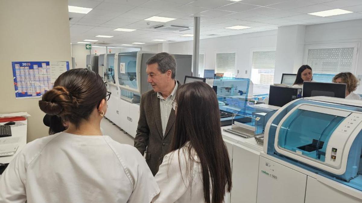 El conseller, Marciano Gómez, anuncia un concurso de méritos para plazas de difícil cobertura
