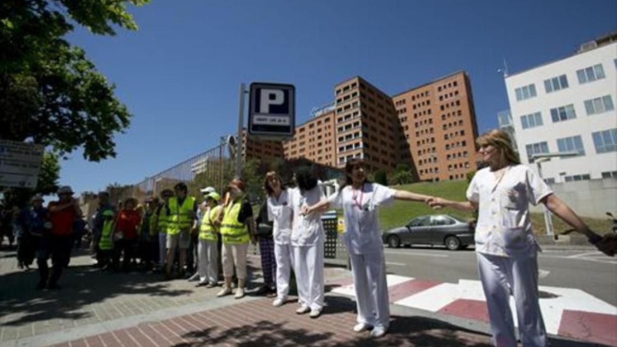 Protesta contra los recortes ante el hospital Vall d'Hebron, en mayo.