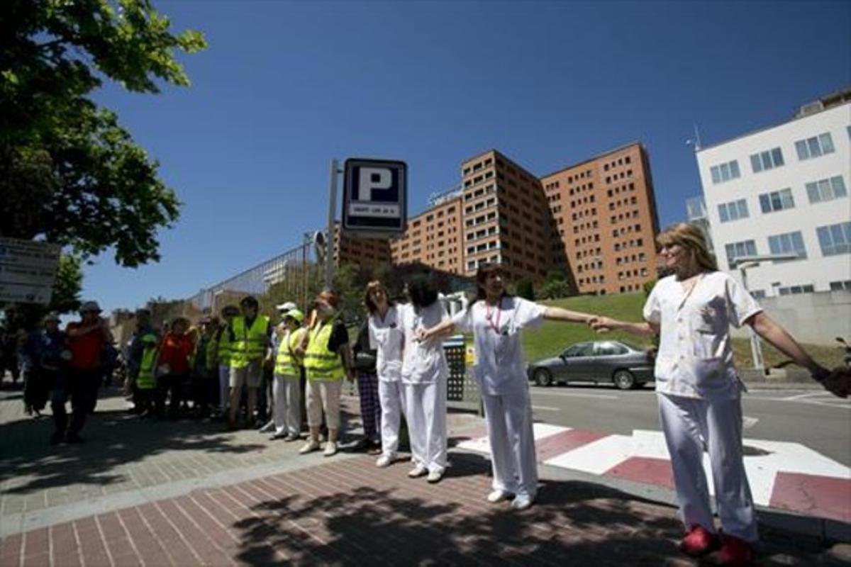 Protesta contra les retallades davant l’hospital de la Vall d’Hebron, al maig.