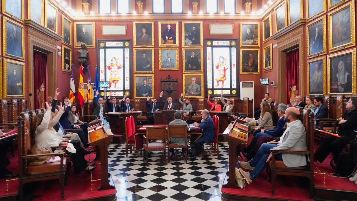 Los regidores del PP y Vox votan este martes los presupuestos.