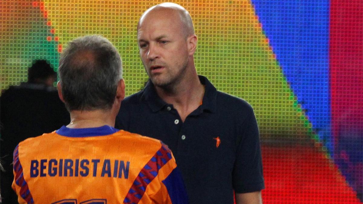 Jordi Cruyff departiendo con Txiki Begiristain en un momento del homenaje al Dream Team