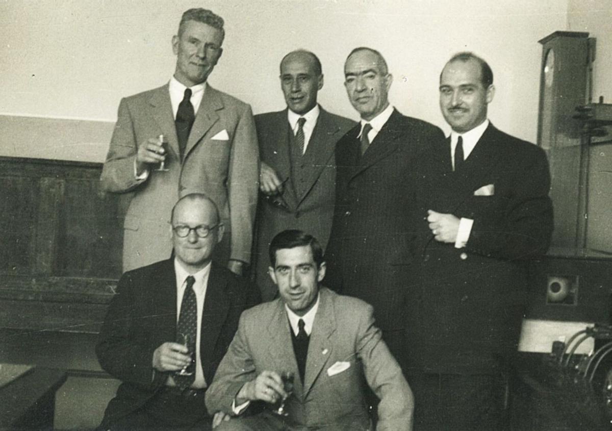 Con Alberto Carballo (primero por la derecha) y otros de sus amigos y compañeros del Cable Inglés, entre ellos (agachados) Madison y Daniel Quintas.