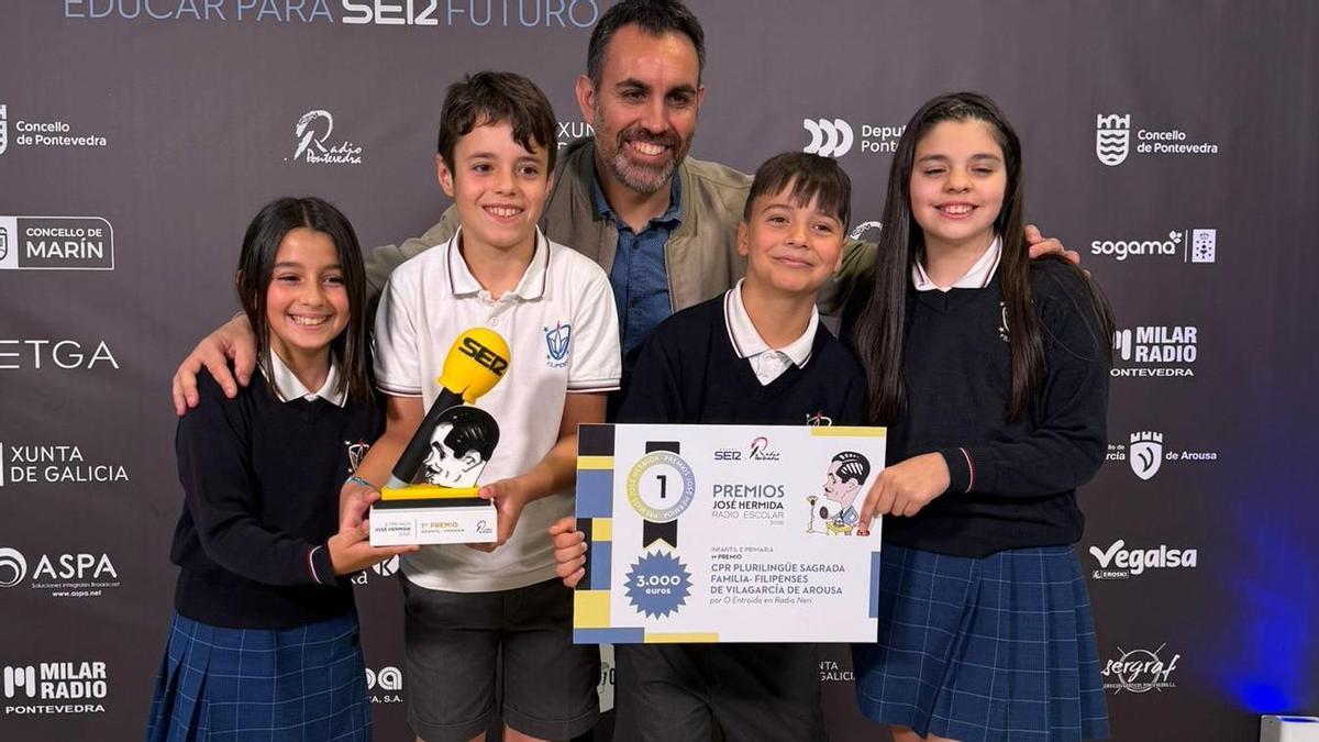 El profesor José Maneiro con los alumnos que generaron el podcast.