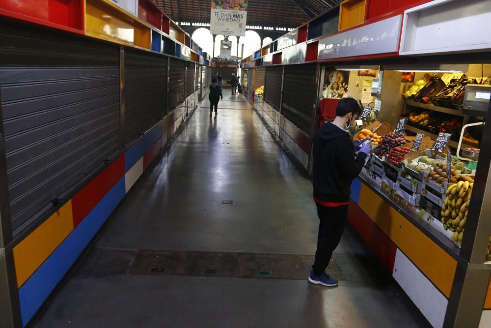 Pasan los días de confinamiento y la situación de la ciudad sigue siendo desértica. La siempre frecuentada calle Larios, la Alameda, principal vía de tráfico tanto privado como público del centro de la ciudad, y el bullicioso mercado de Atarazanas presentan durante el estado de alarma provocado por la pandemia de coronavirus una imagen inusual, acentuada por la persistente lluvia de esta semana.